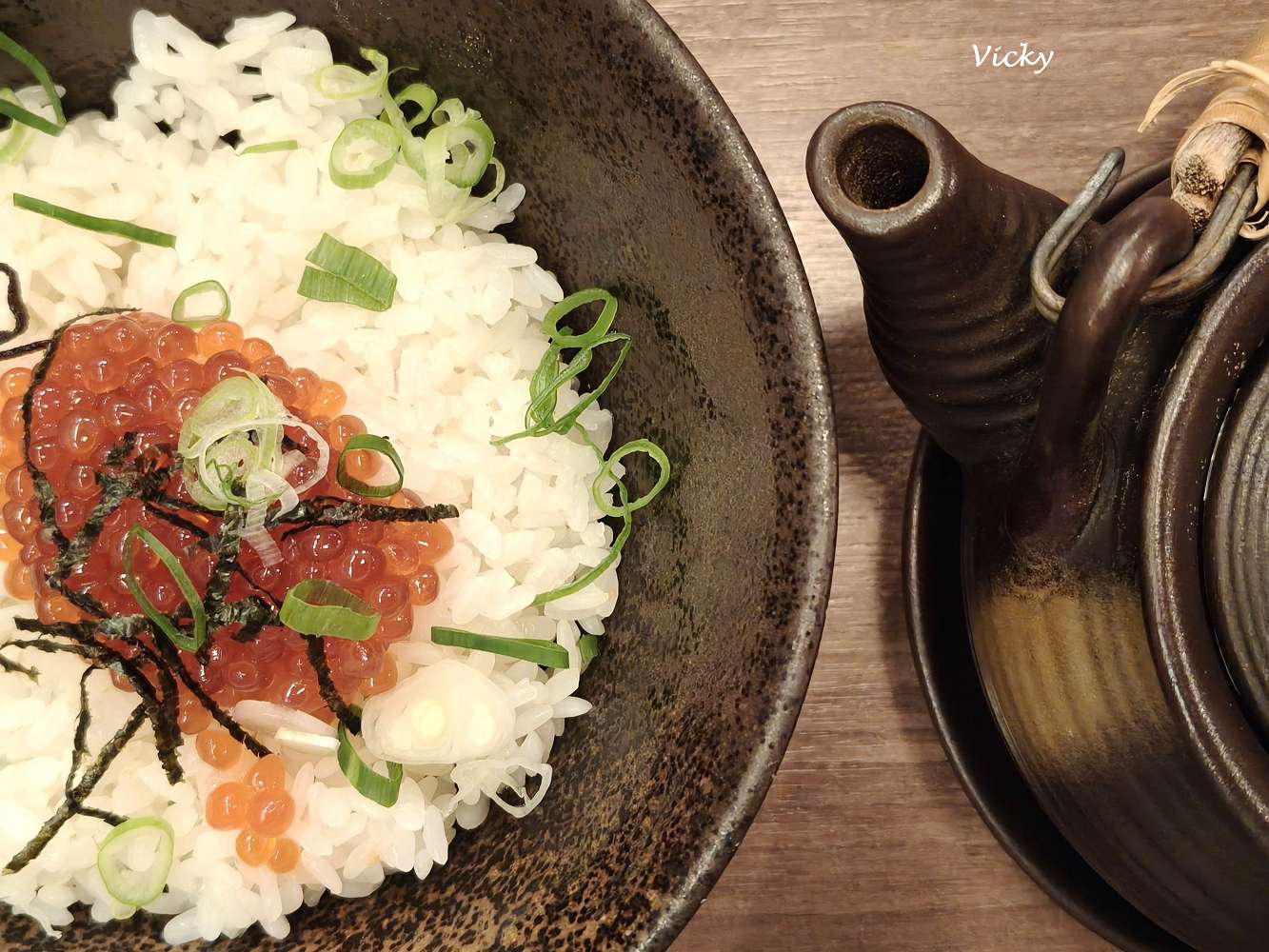 台南中西區美食｜樂樂日式本格居酒屋：一秒飛日本！妮妮妹狂嗑三盤炒麵，不喝酒也能享受的道地深夜食堂，附菜單