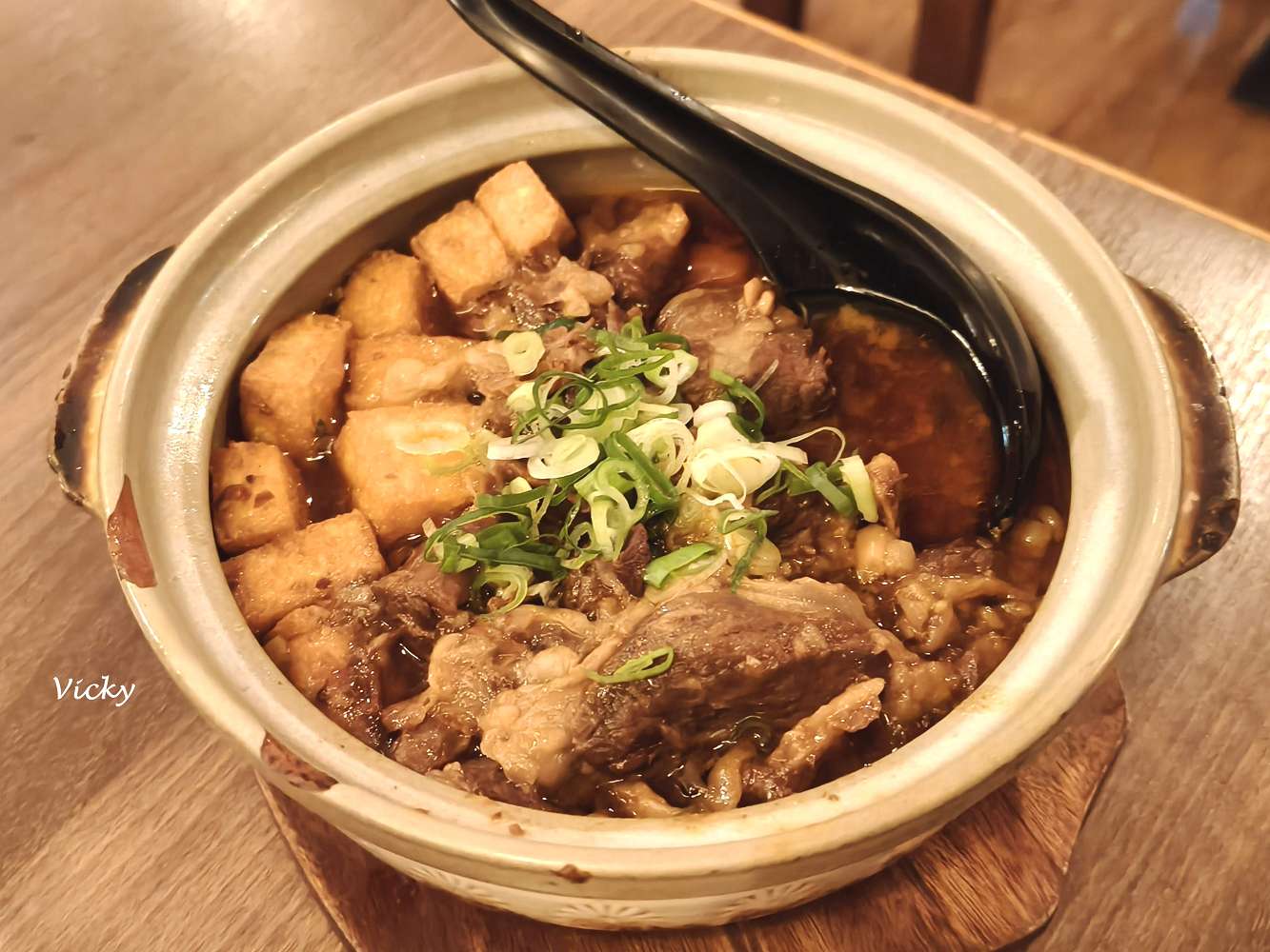 台南中西區美食｜樂樂日式本格居酒屋：一秒飛日本！妮妮妹狂嗑三盤炒麵，不喝酒也能享受的道地深夜食堂，附菜單