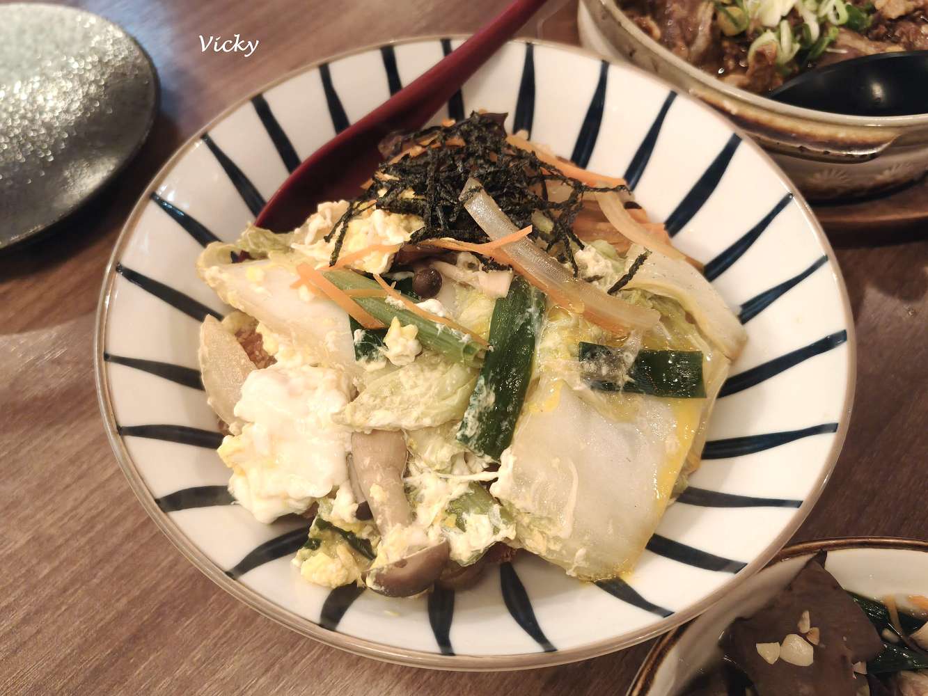 台南中西區美食｜樂樂日式本格居酒屋：一秒飛日本！妮妮妹狂嗑三盤炒麵，不喝酒也能享受的道地深夜食堂，附菜單