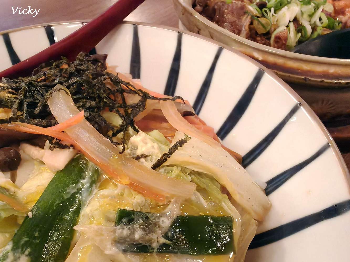 台南中西區美食｜樂樂日式本格居酒屋：一秒飛日本！妮妮妹狂嗑三盤炒麵，不喝酒也能享受的道地深夜食堂，附菜單