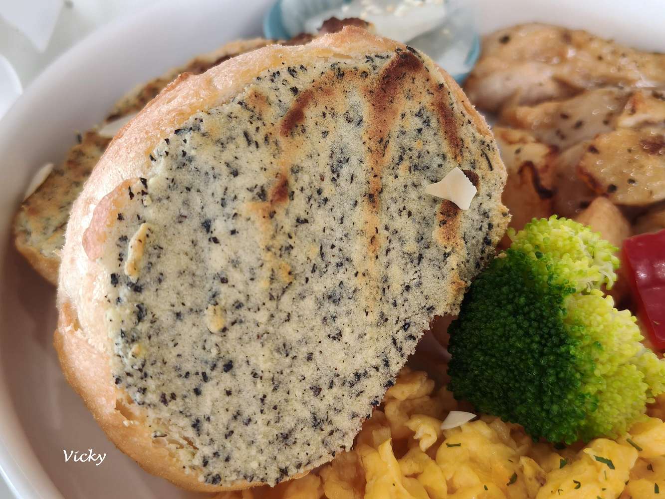 台南東區美食｜T’WIN Coffee · 咖啡 / 云：崇明路轉角的高質感早午餐，吃多年都不膩！必點 伯爵奶酥巧巴達