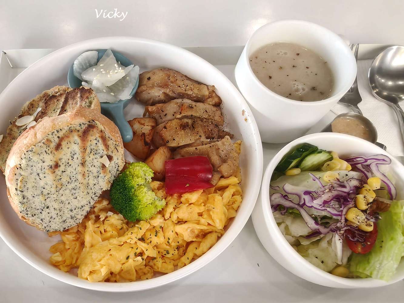 網站近期文章：台南東區美食｜T’WIN Coffee · 咖啡 / 云：崇明路轉角的高質感早午餐，吃多年都不膩！必點 伯爵奶酥巧巴達