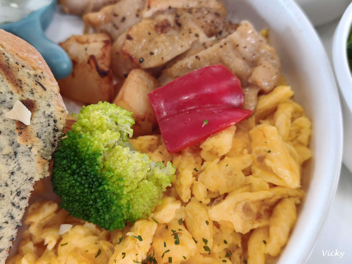 台南東區美食｜T’WIN Coffee · 咖啡 / 云：崇明路轉角的高質感早午餐，吃多年都不膩！必點 伯爵奶酥巧巴達