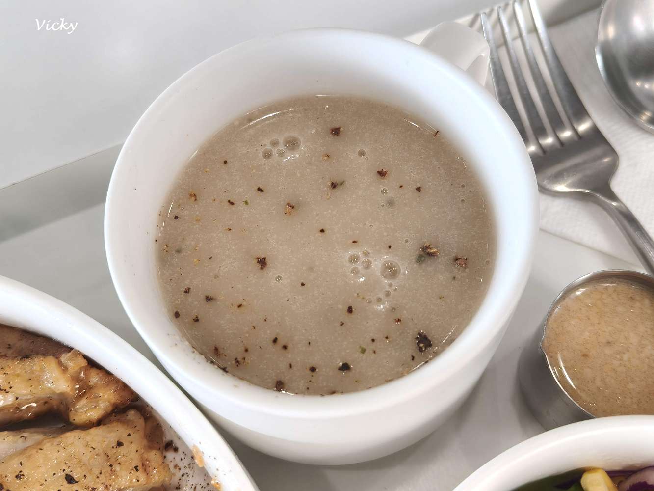 台南東區美食｜T’WIN Coffee · 咖啡 / 云：崇明路轉角的高質感早午餐，吃多年都不膩！必點 伯爵奶酥巧巴達