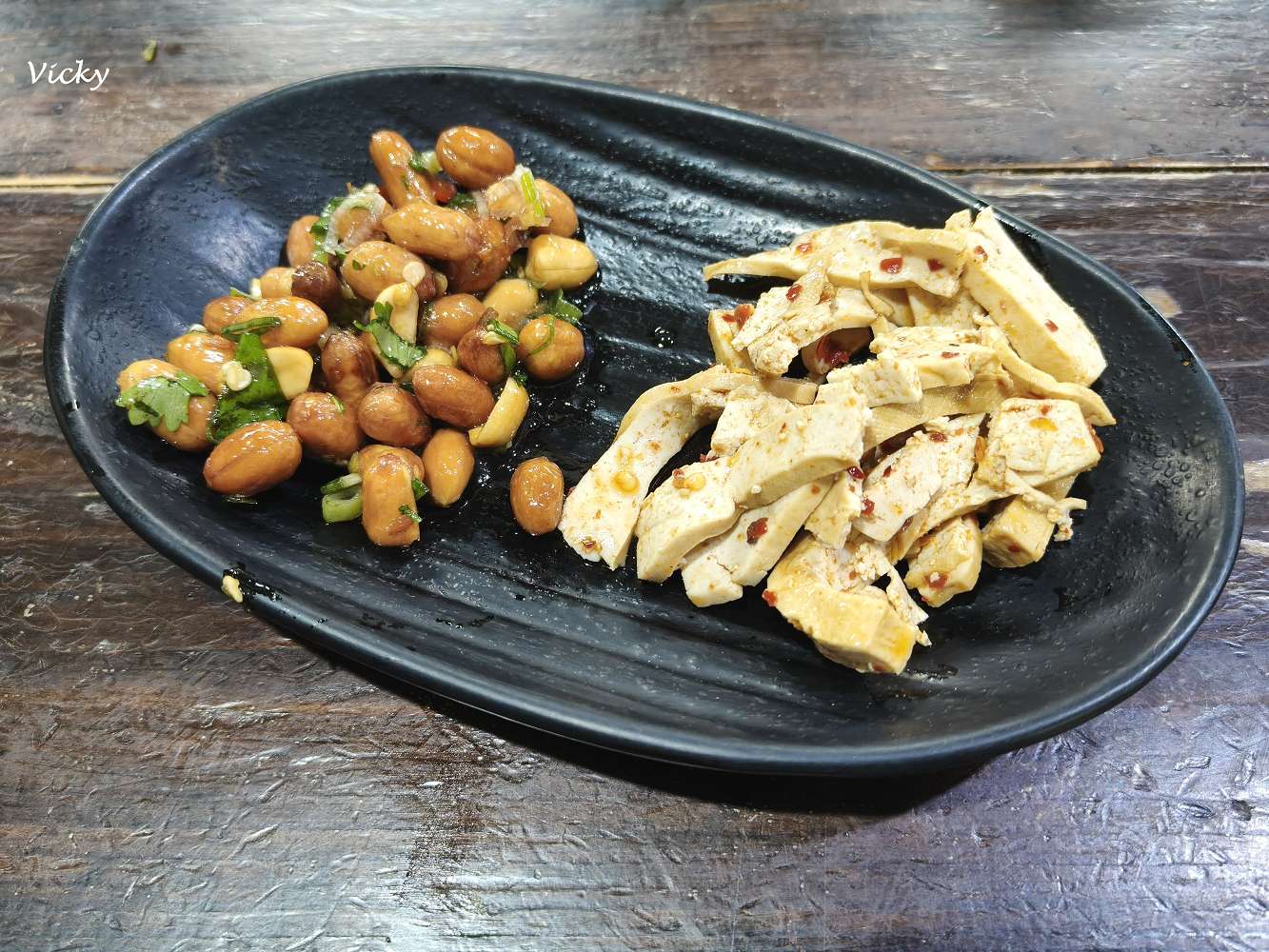 台南南區美食︱竹仔店海鮮。燒烤：躲在小北百貨招牌下的深夜食堂，從椒鹽龍珠到鹽烤鴨舌，用咀嚼釋放壓力的美味夜晚