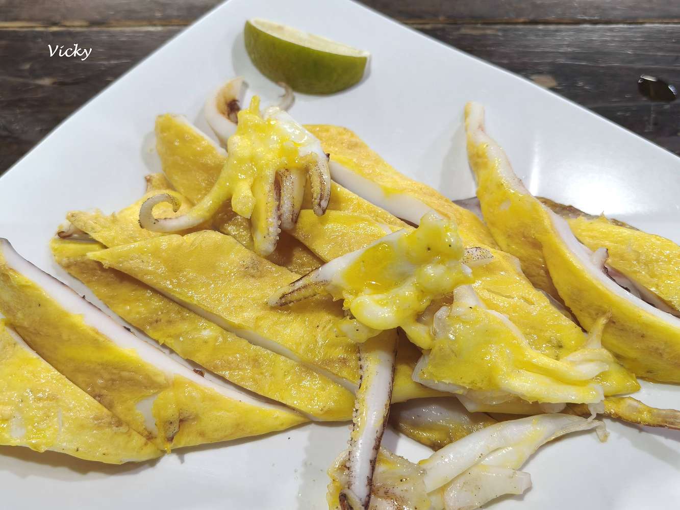 台南南區美食︱竹仔店海鮮。燒烤：躲在小北百貨招牌下的深夜食堂，從椒鹽龍珠到鹽烤鴨舌，用咀嚼釋放壓力的美味夜晚