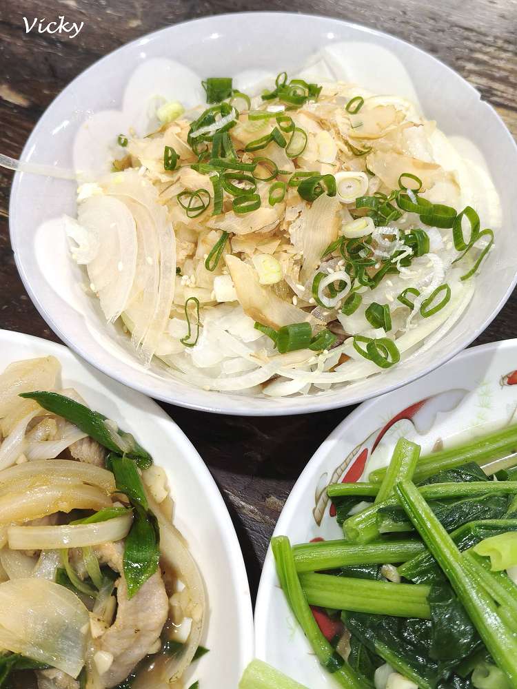 台南南區美食︱竹仔店海鮮。燒烤：躲在小北百貨招牌下的深夜食堂，從椒鹽龍珠到鹽烤鴨舌，用咀嚼釋放壓力的美味夜晚