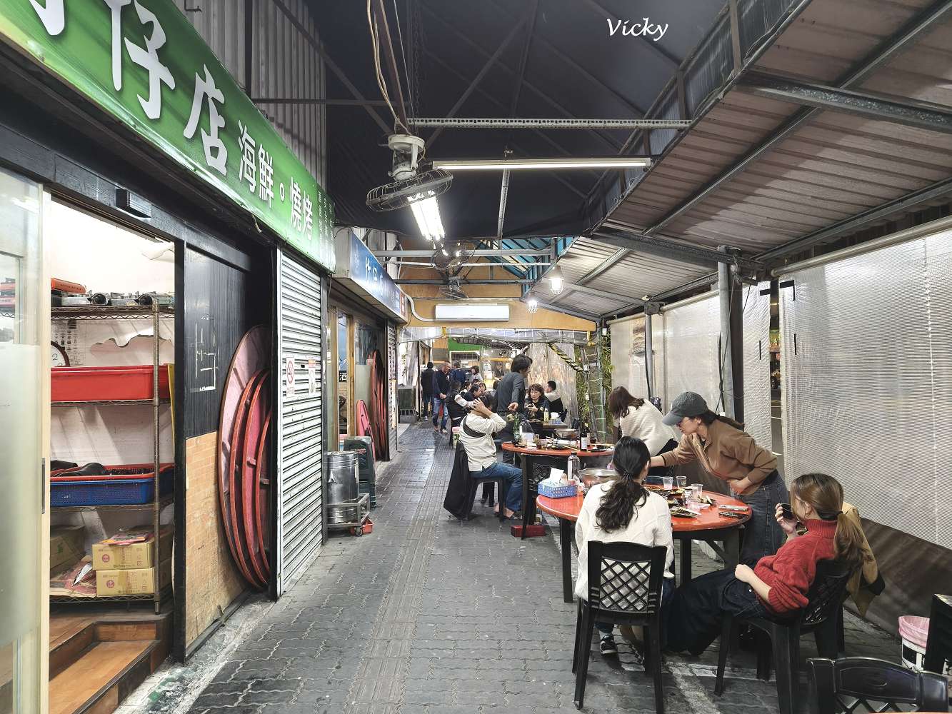 台南南區美食︱竹仔店海鮮。燒烤：躲在小北百貨招牌下的深夜食堂，從椒鹽龍珠到鹽烤鴨舌，用咀嚼釋放壓力的美味夜晚