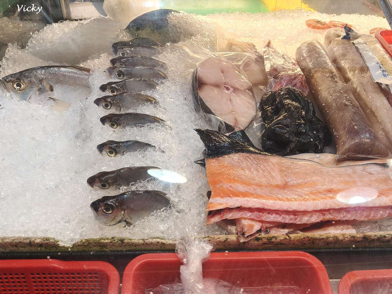 台南南區美食︱竹仔店海鮮。燒烤：躲在小北百貨招牌下的深夜食堂，從椒鹽龍珠到鹽烤鴨舌，用咀嚼釋放壓力的美味夜晚