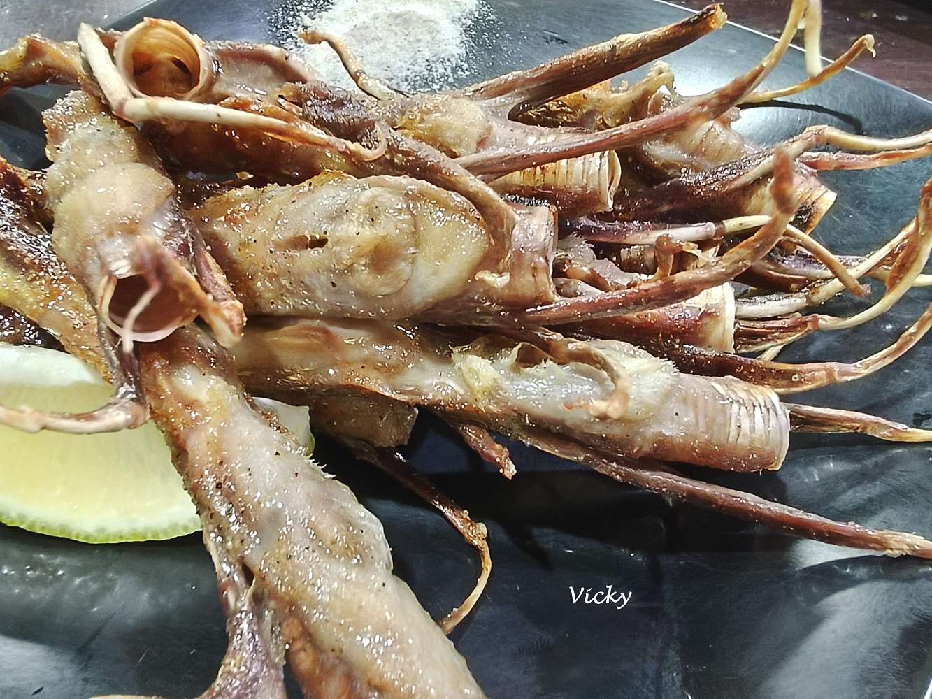 台南南區美食︱竹仔店海鮮。燒烤：躲在小北百貨招牌下的深夜食堂，從椒鹽龍珠到鹽烤鴨舌，用咀嚼釋放壓力的美味夜晚