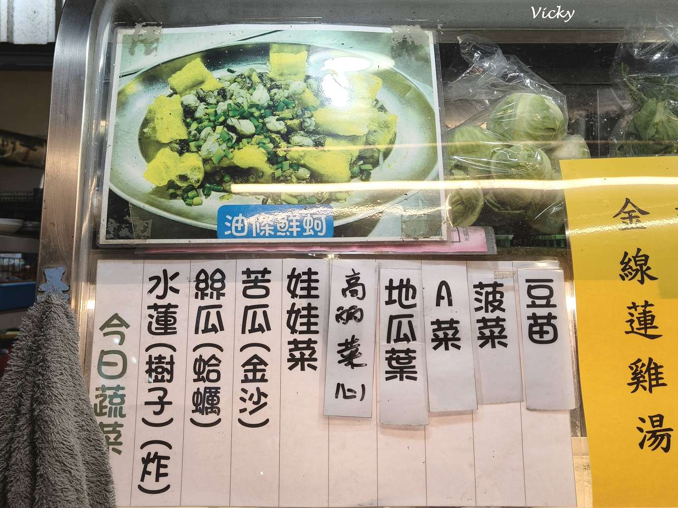 台南南區美食︱竹仔店海鮮。燒烤：躲在小北百貨招牌下的深夜食堂，從椒鹽龍珠到鹽烤鴨舌，用咀嚼釋放壓力的美味夜晚
