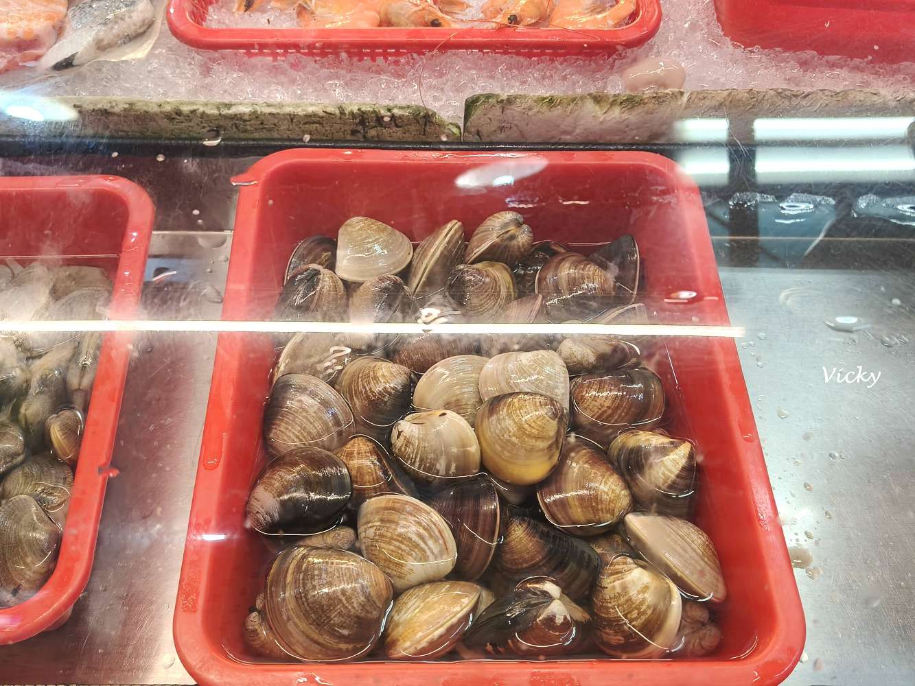 台南南區美食︱竹仔店海鮮。燒烤：躲在小北百貨招牌下的深夜食堂，從椒鹽龍珠到鹽烤鴨舌，用咀嚼釋放壓力的美味夜晚