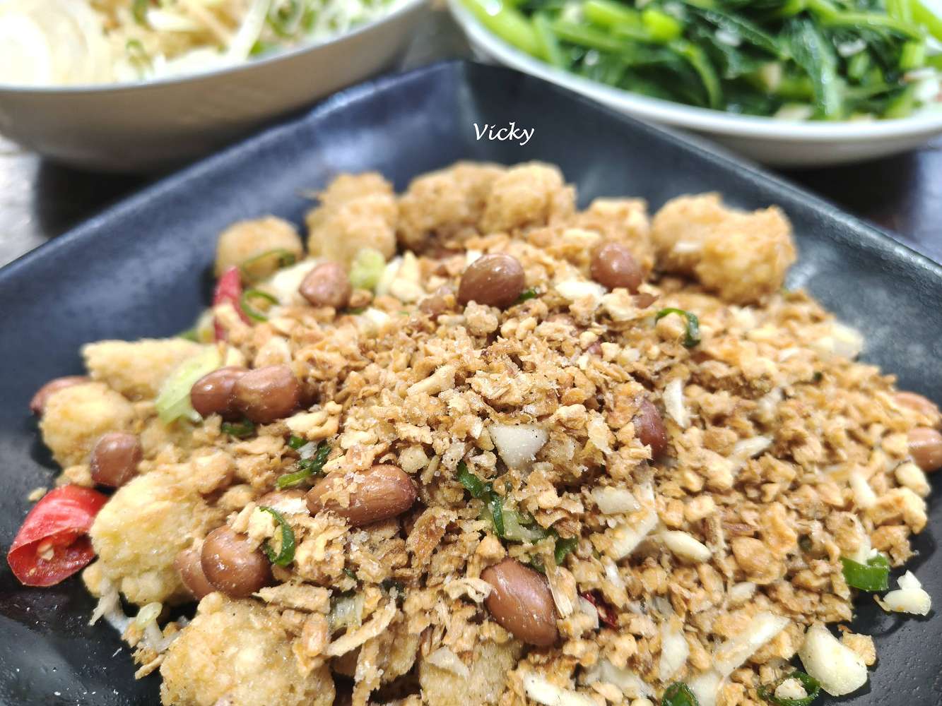 台南南區美食︱竹仔店海鮮。燒烤：躲在小北百貨招牌下的深夜食堂，從椒鹽龍珠到鹽烤鴨舌，用咀嚼釋放壓力的美味夜晚