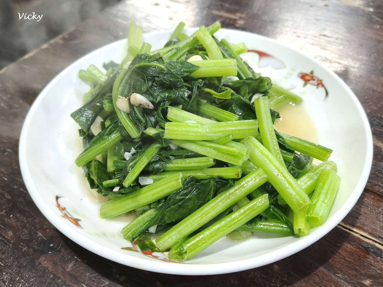 台南南區美食︱竹仔店海鮮。燒烤：躲在小北百貨招牌下的深夜食堂，從椒鹽龍珠到鹽烤鴨舌，用咀嚼釋放壓力的美味夜晚