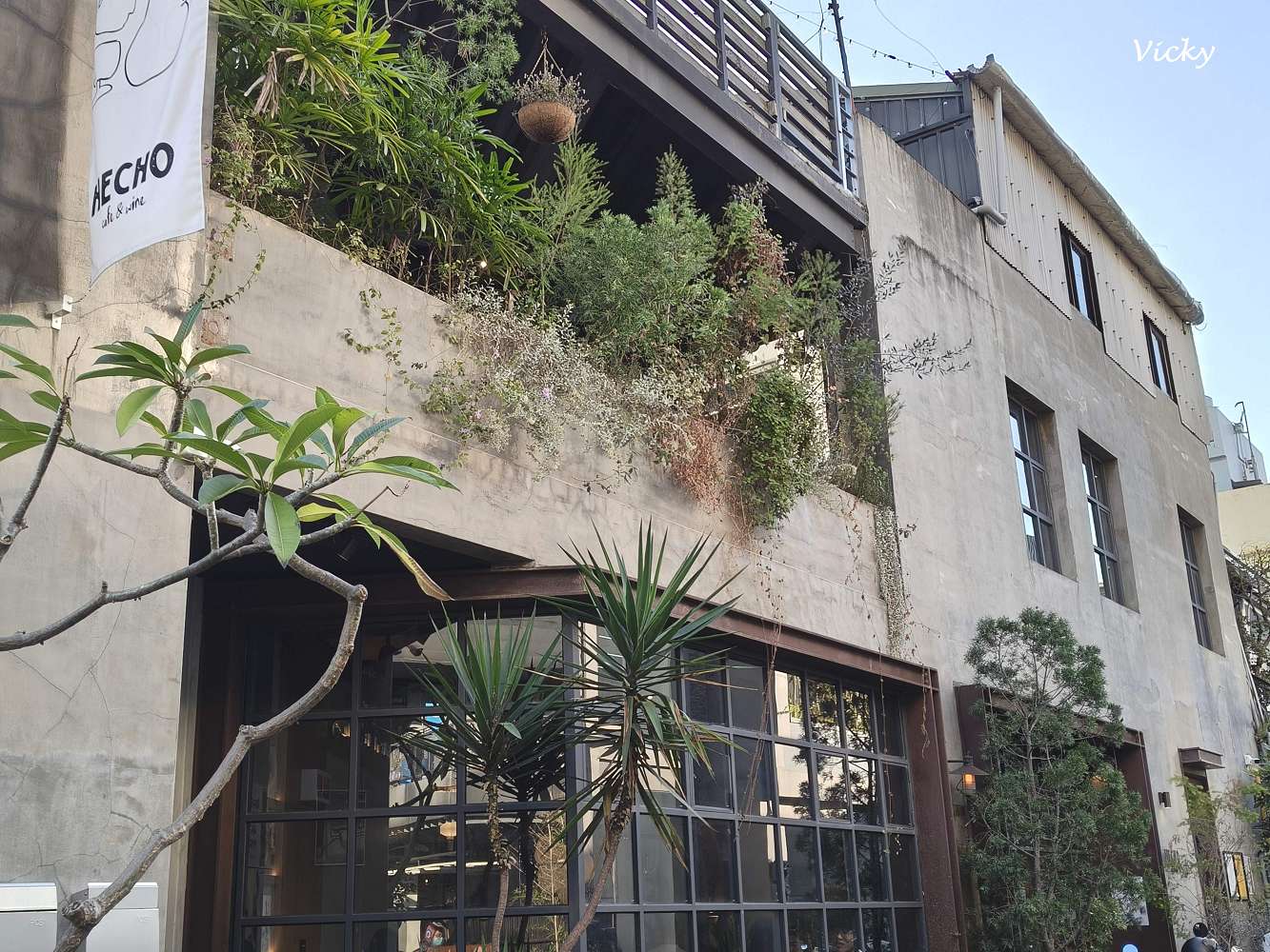 台中西區|做咖啡 HECHO cafe & wine:誤打誤撞走進勤美巷弄的12年老靈魂,在工業風老宅品嚐令人驚豔的手撕豬佛卡夏與氣炸羽衣甘藍沙拉 台中西區|做咖啡 HECHO cafe & wine:誤打誤撞走進勤美巷弄的12年老靈魂,在工業風老宅品嚐令人驚豔的手撕豬佛卡夏與氣炸羽衣甘藍沙拉