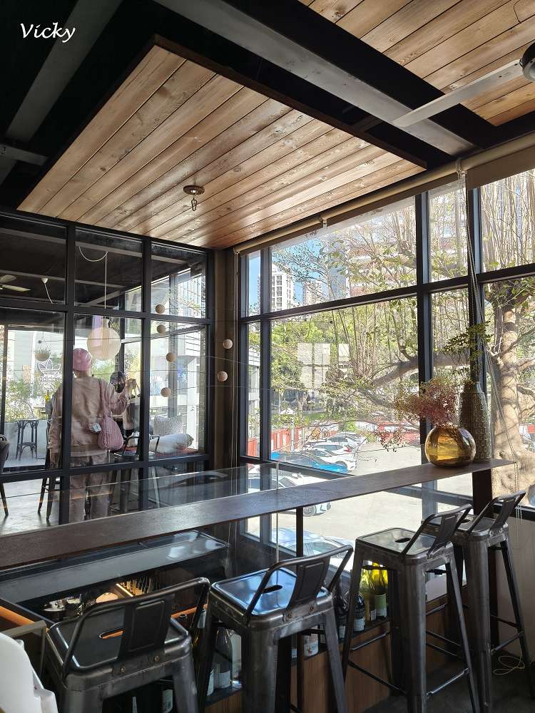 台中西區|做咖啡 HECHO cafe & wine:誤打誤撞走進勤美巷弄的12年老靈魂,在工業風老宅品嚐令人驚豔的手撕豬佛卡夏與氣炸羽衣甘藍沙拉 台中西區|做咖啡 HECHO cafe & wine:誤打誤撞走進勤美巷弄的12年老靈魂,在工業風老宅品嚐令人驚豔的手撕豬佛卡夏與氣炸羽衣甘藍沙拉