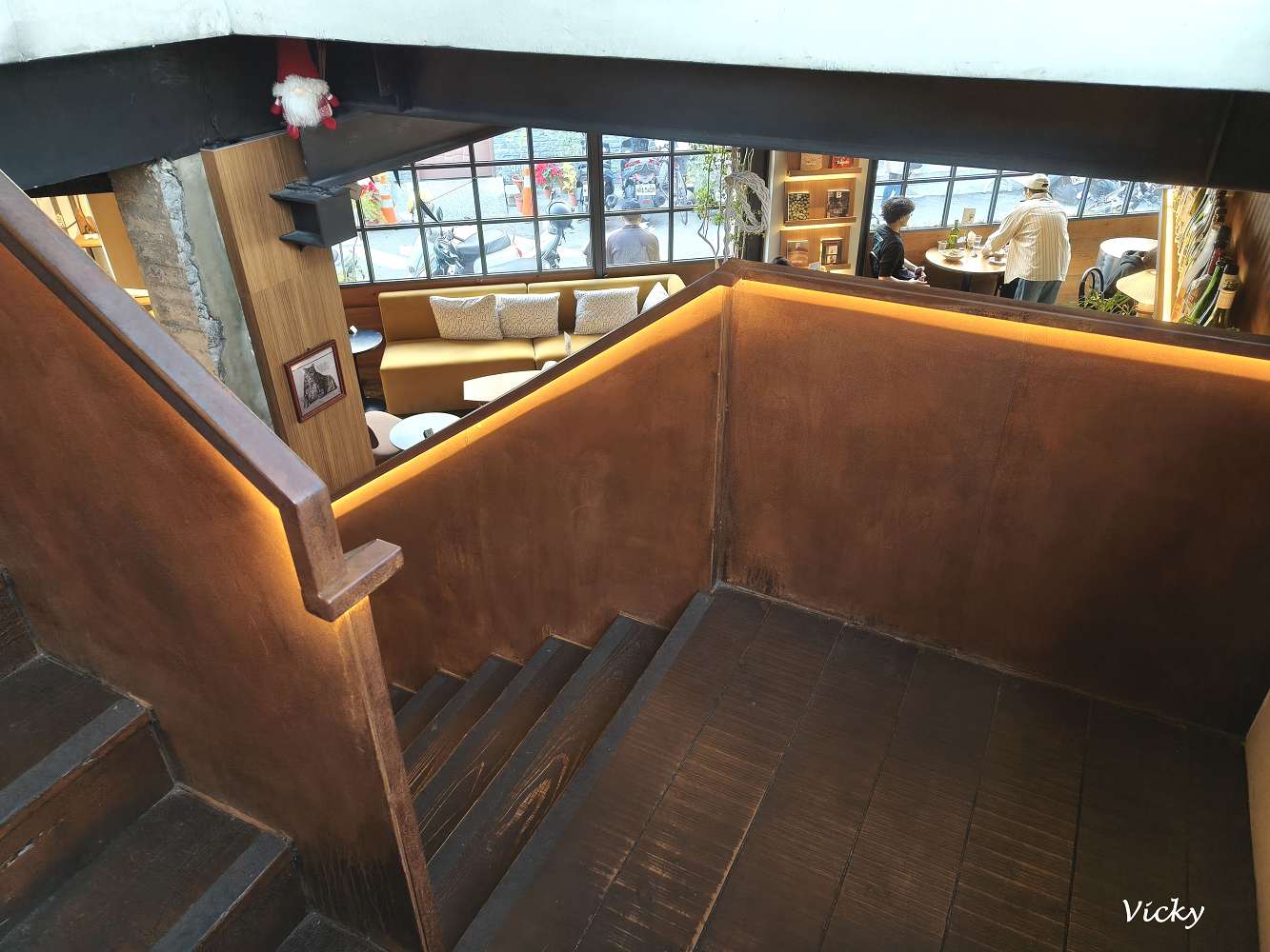 台中西區|做咖啡 HECHO cafe & wine:誤打誤撞走進勤美巷弄的12年老靈魂,在工業風老宅品嚐令人驚豔的手撕豬佛卡夏與氣炸羽衣甘藍沙拉 台中西區|做咖啡 HECHO cafe & wine:誤打誤撞走進勤美巷弄的12年老靈魂,在工業風老宅品嚐令人驚豔的手撕豬佛卡夏與氣炸羽衣甘藍沙拉