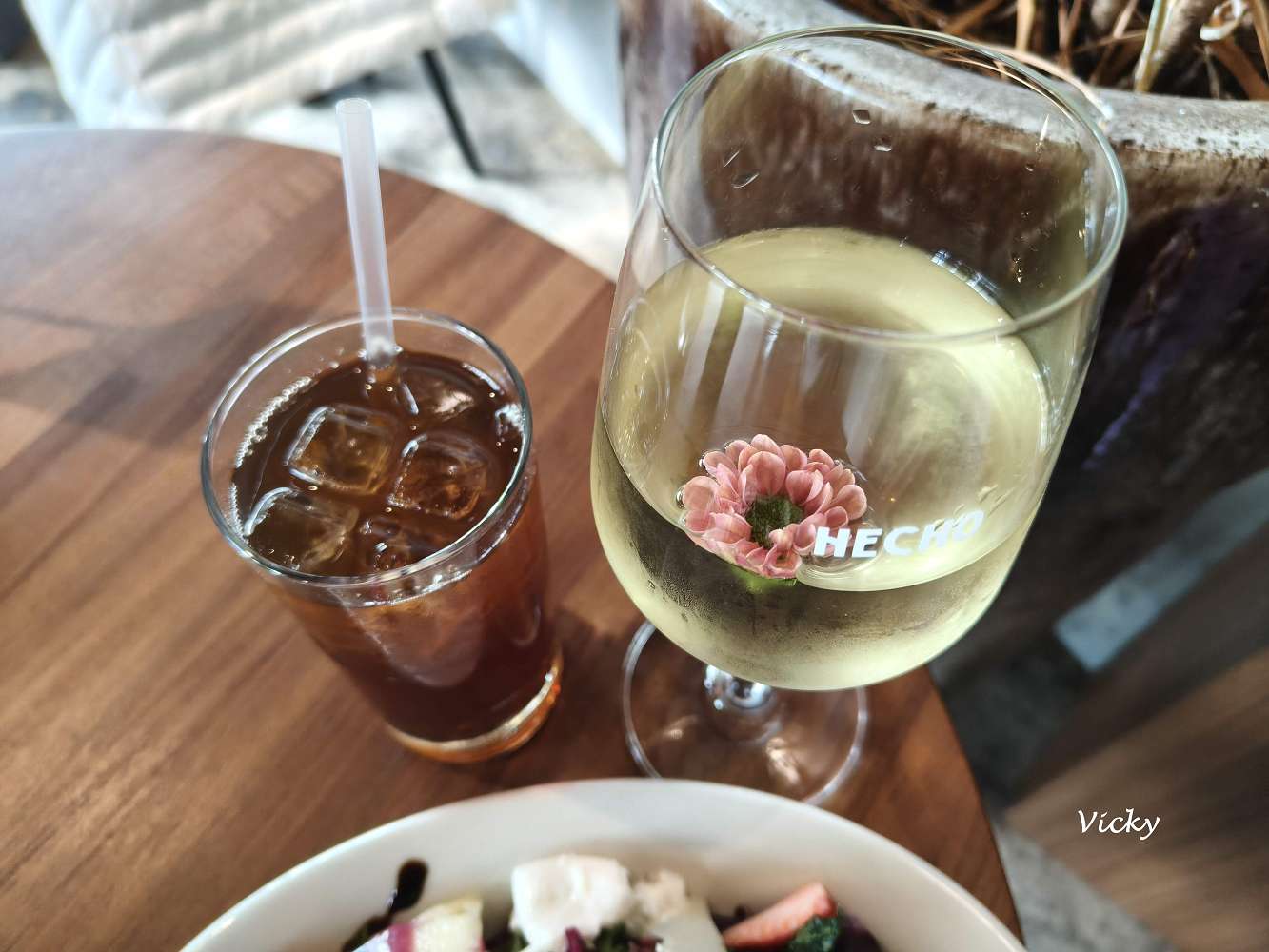 台中西區|做咖啡 HECHO cafe & wine:誤打誤撞走進勤美巷弄的12年老靈魂,在工業風老宅品嚐令人驚豔的手撕豬佛卡夏與氣炸羽衣甘藍沙拉 台中西區|做咖啡 HECHO cafe & wine:誤打誤撞走進勤美巷弄的12年老靈魂,在工業風老宅品嚐令人驚豔的手撕豬佛卡夏與氣炸羽衣甘藍沙拉