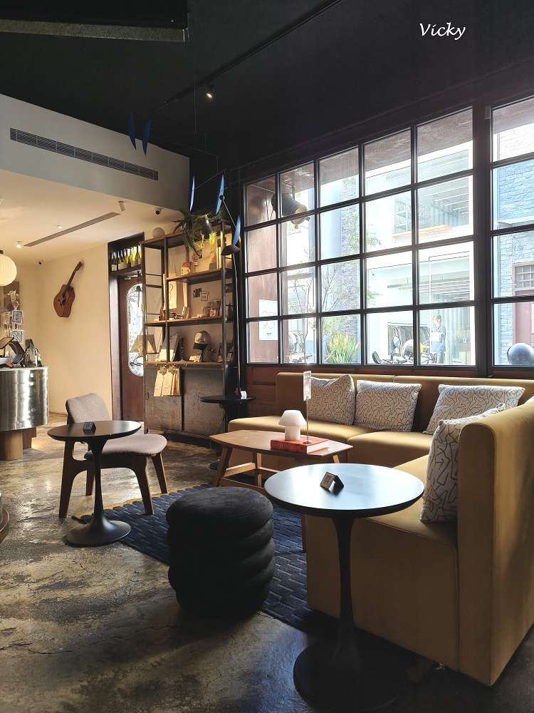 台中西區|做咖啡 HECHO cafe & wine:誤打誤撞走進勤美巷弄的12年老靈魂,在工業風老宅品嚐令人驚豔的手撕豬佛卡夏與氣炸羽衣甘藍沙拉 台中西區|做咖啡 HECHO cafe & wine:誤打誤撞走進勤美巷弄的12年老靈魂,在工業風老宅品嚐令人驚豔的手撕豬佛卡夏與氣炸羽衣甘藍沙拉