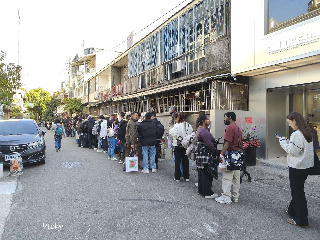 台中西區｜做咖啡 HECHO cafe & wine：誤打誤撞走進勤美巷弄的12年老靈魂，在工業風老宅品嚐令人驚豔的手撕豬佛卡夏與氣炸羽衣甘藍沙拉