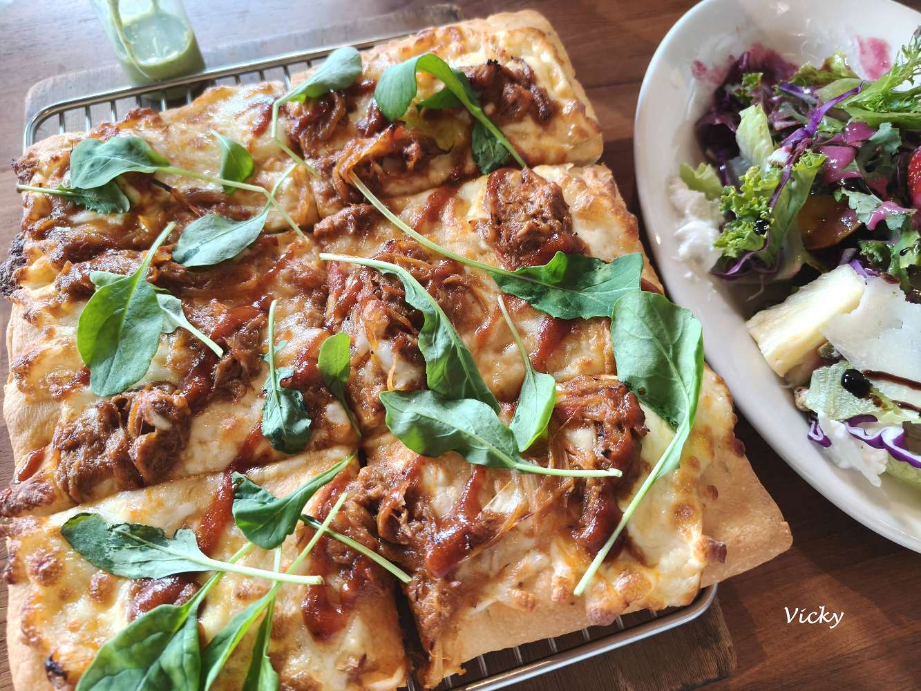 網站近期文章：台中西區｜做咖啡 HECHO cafe & wine：誤打誤撞走進勤美巷弄的12年老靈魂，在工業風老宅品嚐令人驚豔的手撕豬佛卡夏與氣炸羽衣甘藍沙拉