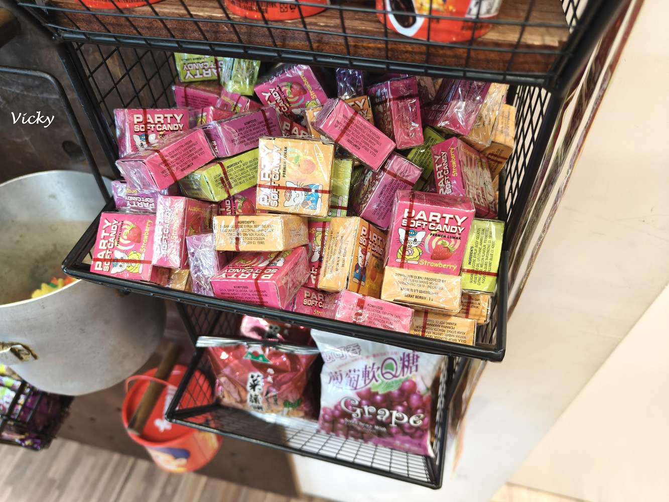 台南中西區美食｜阿美嬤紅茶奶 開山店：昭和復古風飲料店！喝古早味紅茶奶、買懷舊麵茶粉與選物