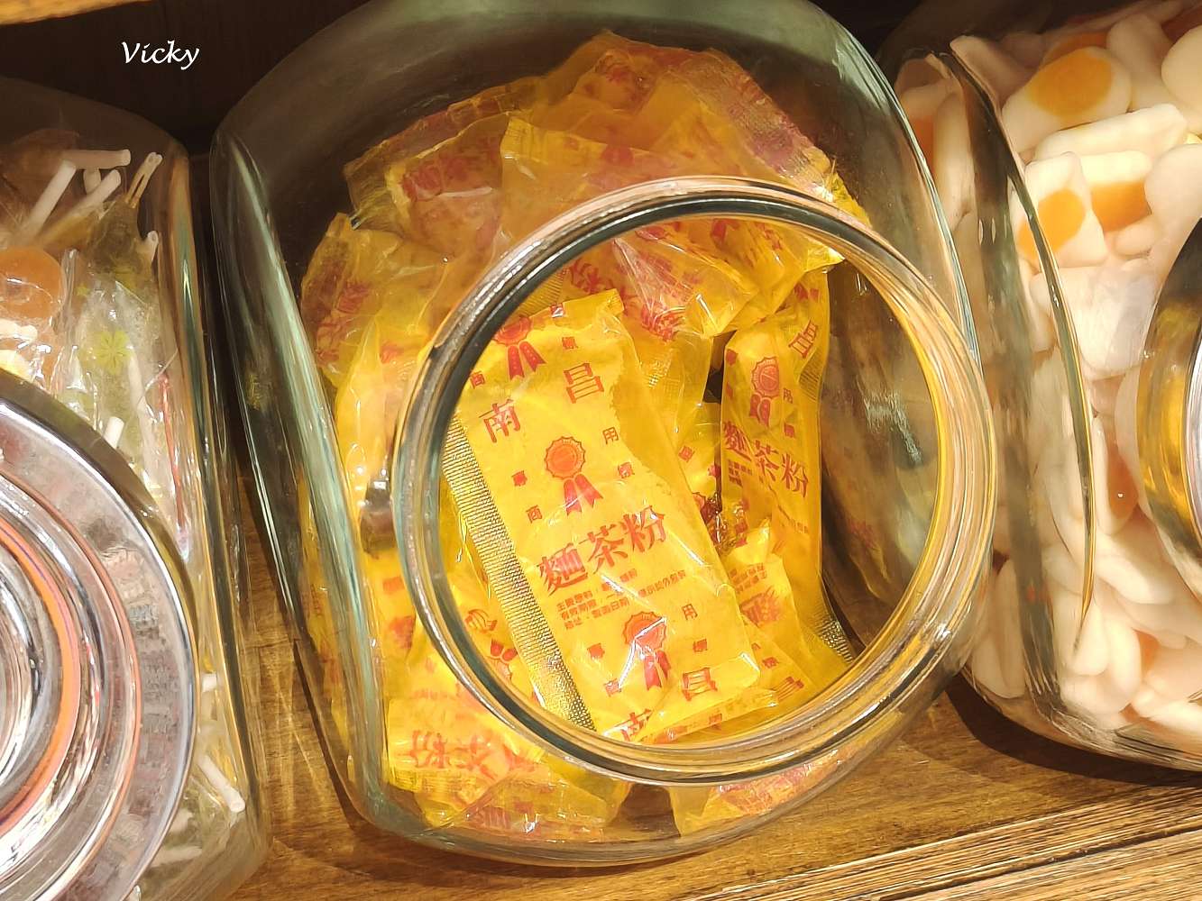 台南中西區美食｜阿美嬤紅茶奶 開山店：昭和復古風飲料店！喝古早味紅茶奶、買懷舊麵茶粉與選物