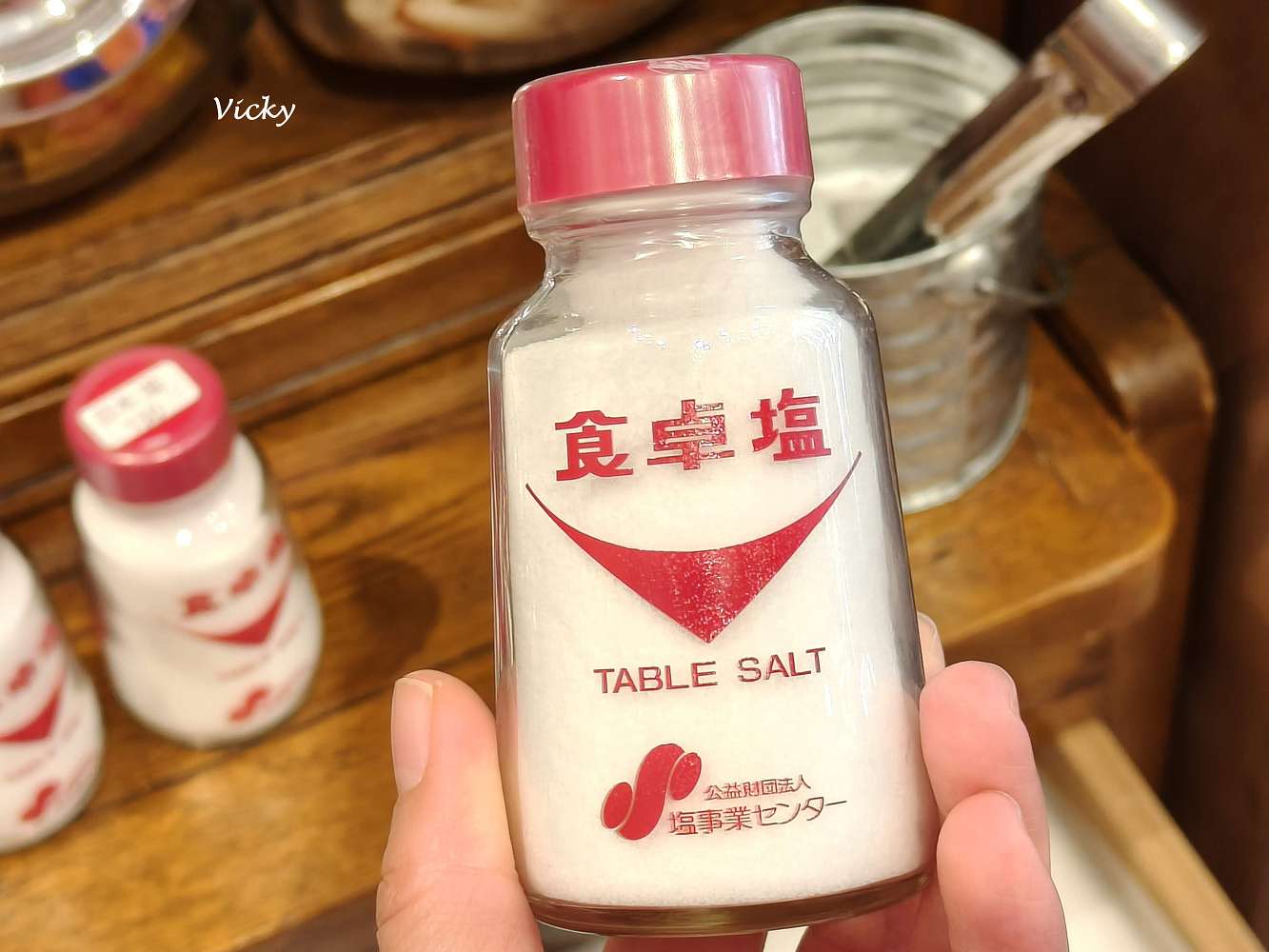 台南中西區美食|阿美嬤紅茶奶 開山店:昭和復古風飲料店!喝古早味紅茶奶、買懷舊麵茶粉與選物 台南中西區美食|阿美嬤紅茶奶 開山店:昭和復古風飲料店!喝古早味紅茶奶、買懷舊麵茶粉與選物