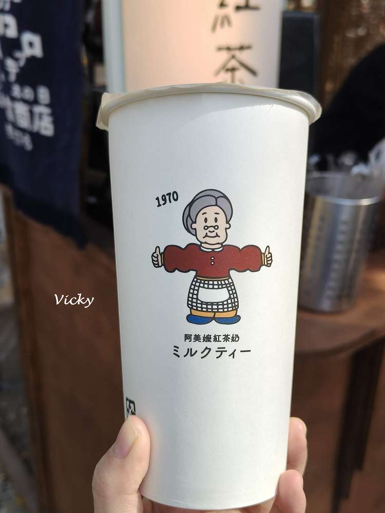 台南中西區美食｜阿美嬤紅茶奶 開山店：昭和復古風飲料店！喝古早味紅茶奶、買懷舊麵茶粉與選物