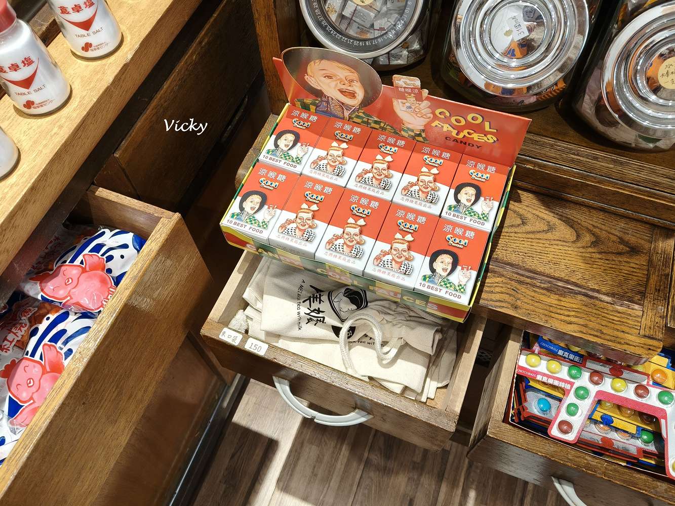 台南中西區美食｜阿美嬤紅茶奶 開山店：昭和復古風飲料店！喝古早味紅茶奶、買懷舊麵茶粉與選物