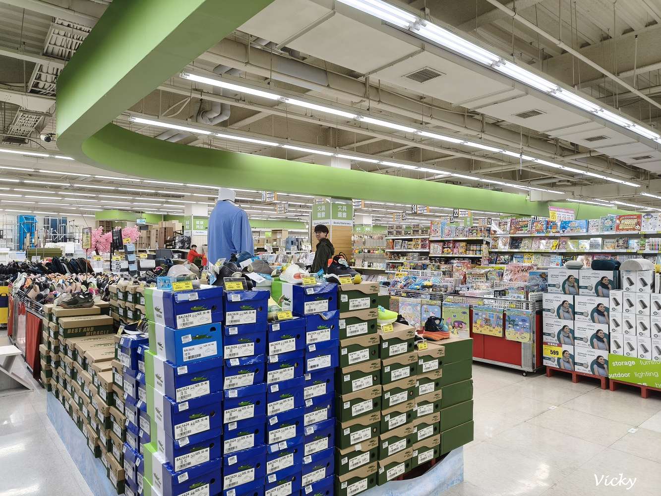 台南購物攻略｜愛買 台南店： 週末採買儀式感，星巴克、全台南最大無印、愛買一站式補貨地圖