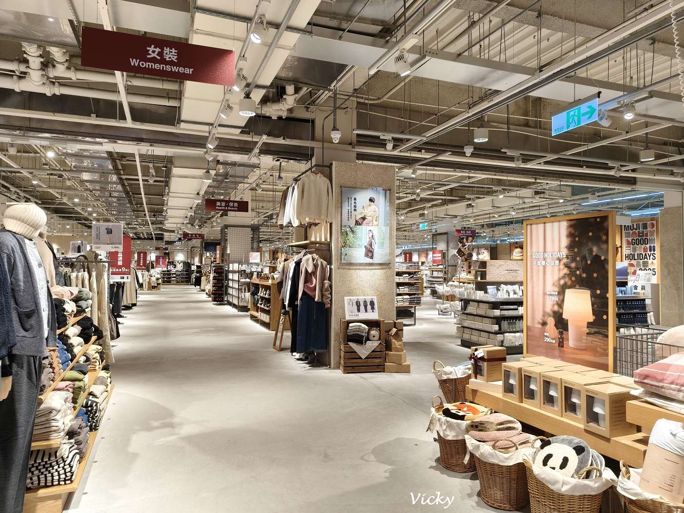 台南購物攻略｜愛買 台南店： 週末採買儀式感，星巴克、全台南最大無印、愛買一站式補貨地圖