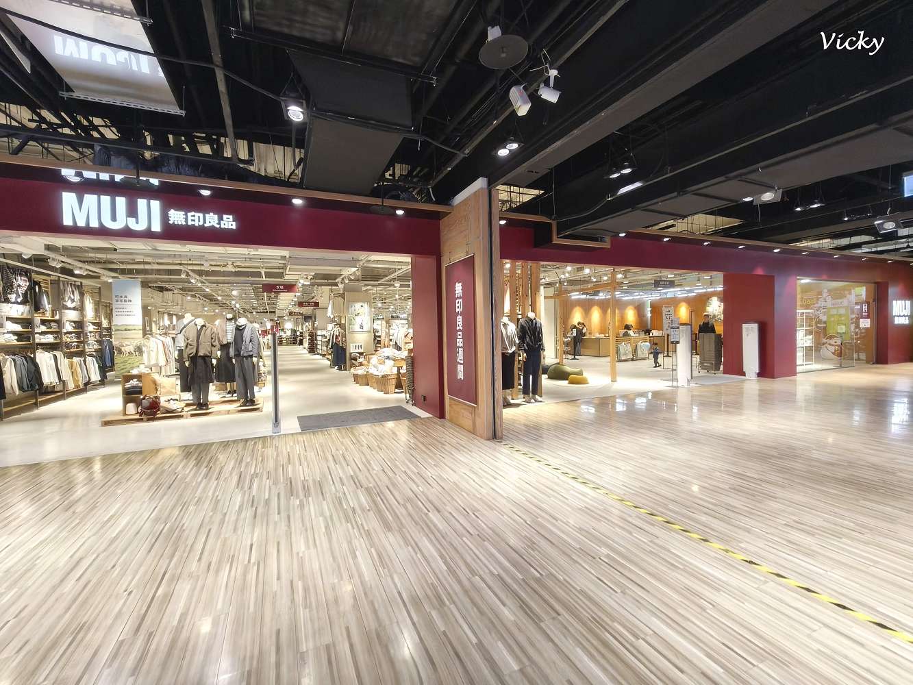 台南購物攻略｜愛買 台南店： 週末採買儀式感，星巴克、全台南最大無印、愛買一站式補貨地圖