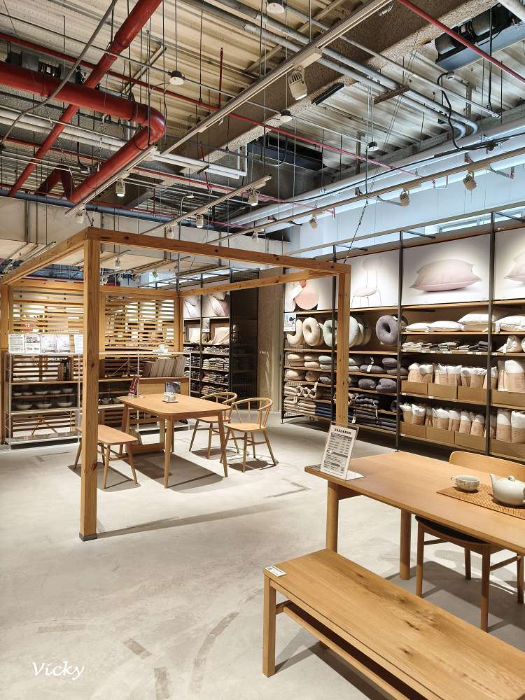 台南購物攻略｜愛買 台南店： 週末採買儀式感，星巴克、全台南最大無印、愛買一站式補貨地圖