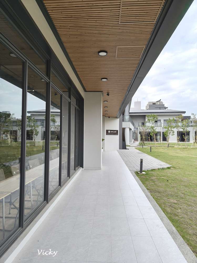 台南安平新地標！Snow Peak LANDSTATION TAINAN 雪諾必克：全台規模最大！在露營帳篷下喝咖啡，體驗野遊生活美學