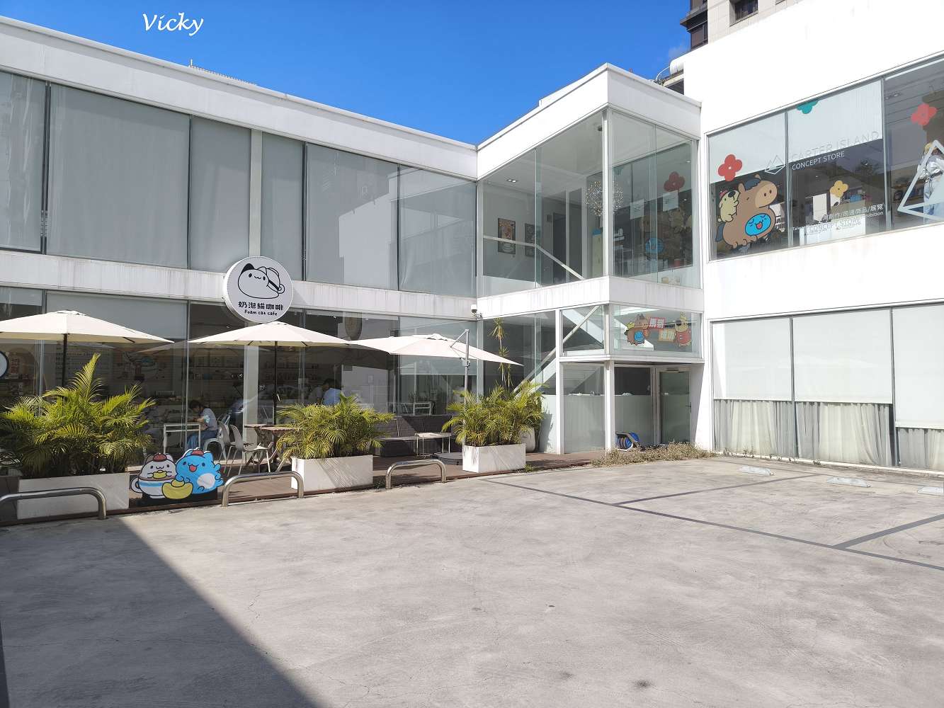 台中西區美食｜奶泡貓咖啡 民權店：咖波迷的白色夢幻基地！L型純白透明系咖啡廳，超萌造型雞蛋糕，附菜單