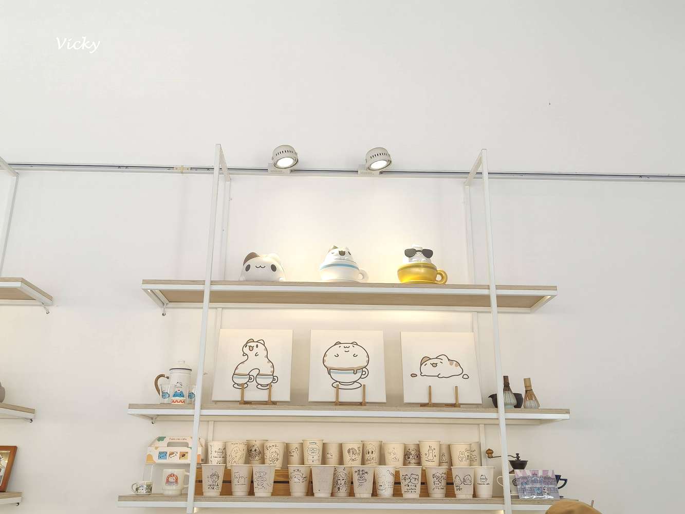 台中西區美食|奶泡貓咖啡 民權店:咖波迷的白色夢幻基地!L型純白透明系咖啡廳,超萌造型雞蛋糕,附菜單 台中西區美食|奶泡貓咖啡 民權店:咖波迷的白色夢幻基地!L型純白透明系咖啡廳,超萌造型雞蛋糕,附菜單