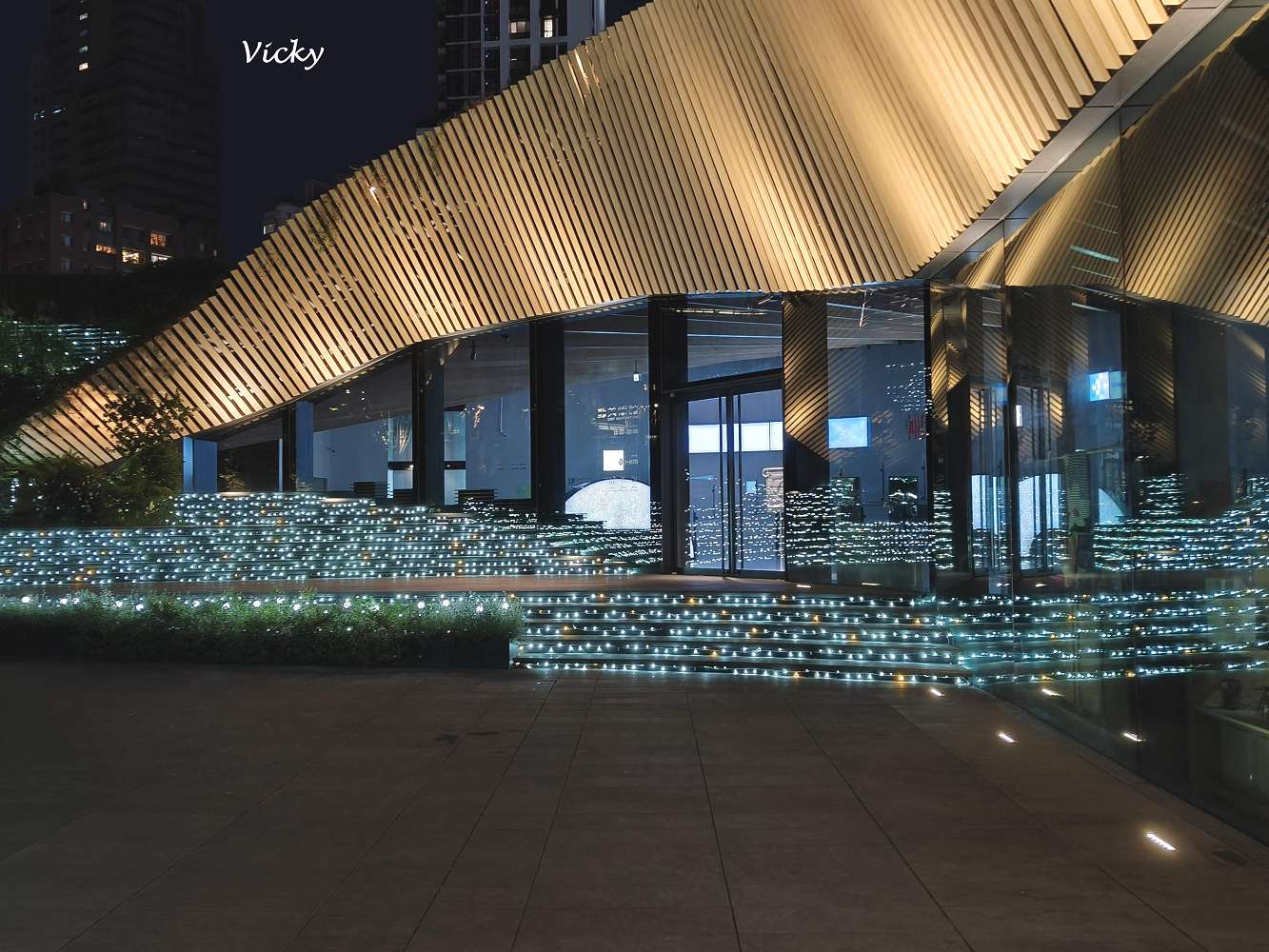 台中住宿推薦｜台中勤美洲際酒店：奢華微蜜月首選！坐擁草悟道綠意、絕美藍調泳池與五星級貼心服務