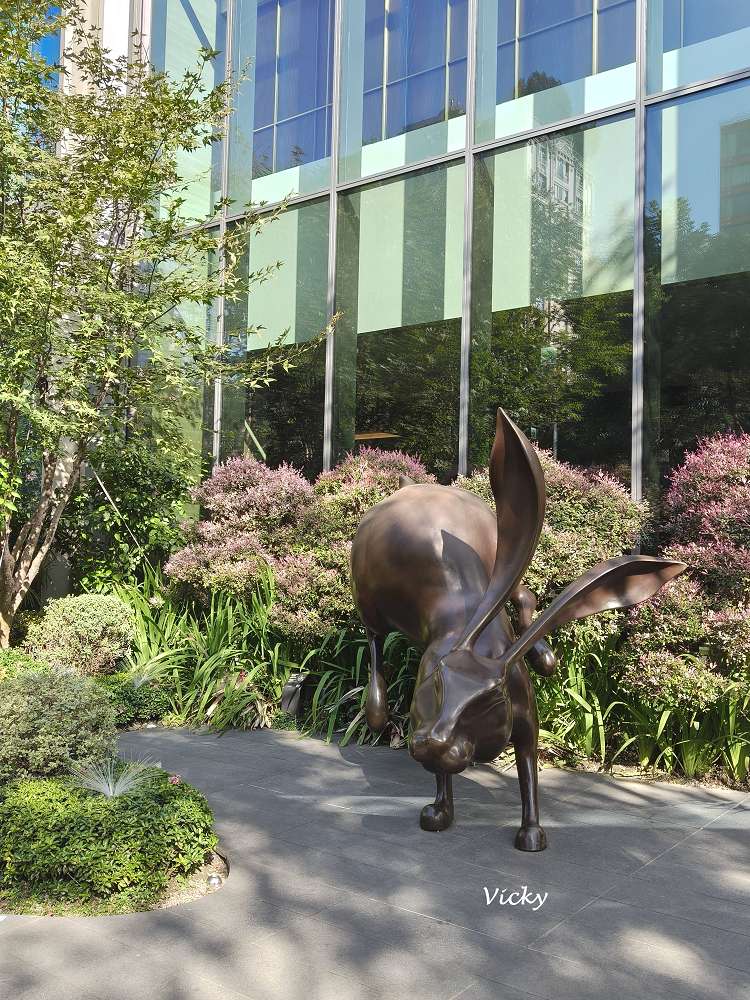 台中住宿推薦｜台中勤美洲際酒店：奢華微蜜月首選！坐擁草悟道綠意、絕美藍調泳池與五星級貼心服務