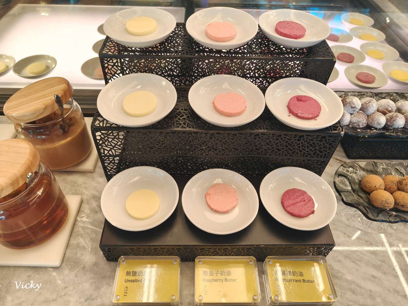 台中住宿推薦｜台中勤美洲際酒店：奢華微蜜月首選！坐擁草悟道綠意、絕美藍調泳池與五星級貼心服務