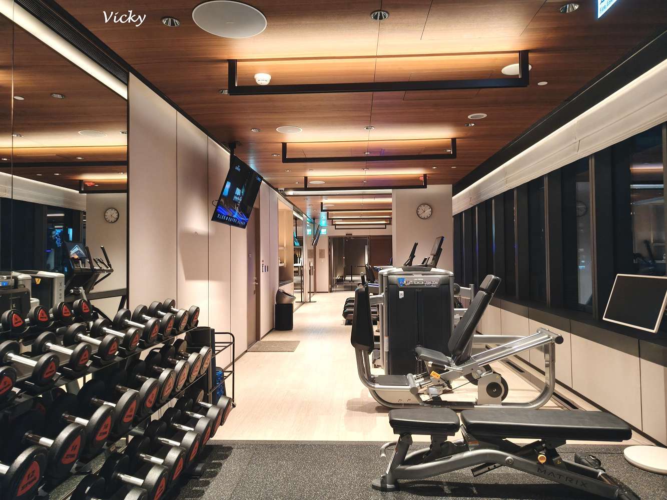 台中住宿推薦｜台中勤美洲際酒店：奢華微蜜月首選！坐擁草悟道綠意、絕美藍調泳池與五星級貼心服務