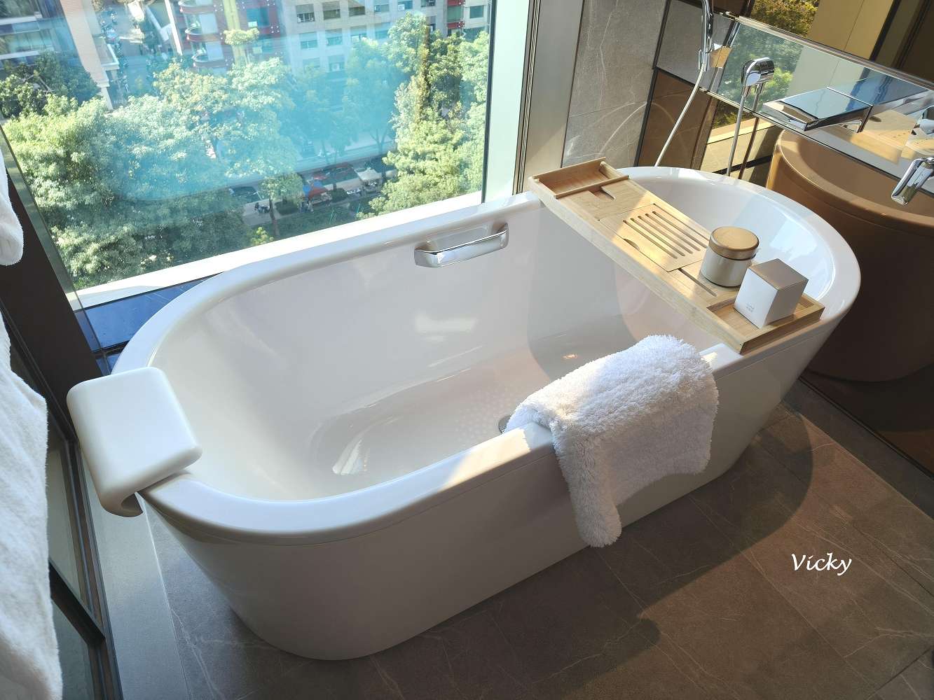 台中住宿推薦｜台中勤美洲際酒店：奢華微蜜月首選！坐擁草悟道綠意、絕美藍調泳池與五星級貼心服務