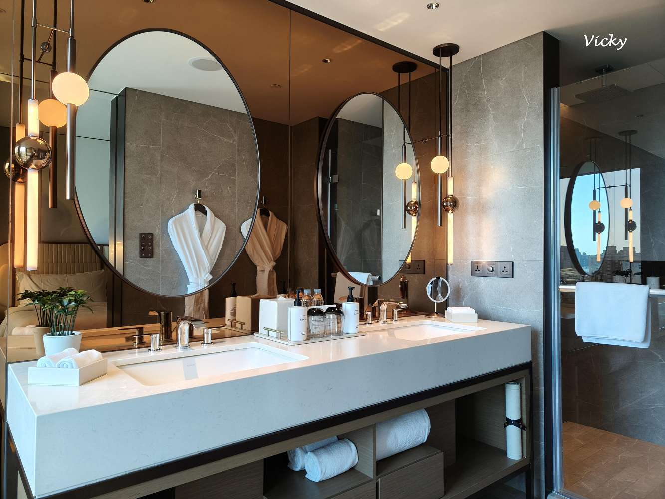 台中住宿推薦｜台中勤美洲際酒店：奢華微蜜月首選！坐擁草悟道綠意、絕美藍調泳池與五星級貼心服務