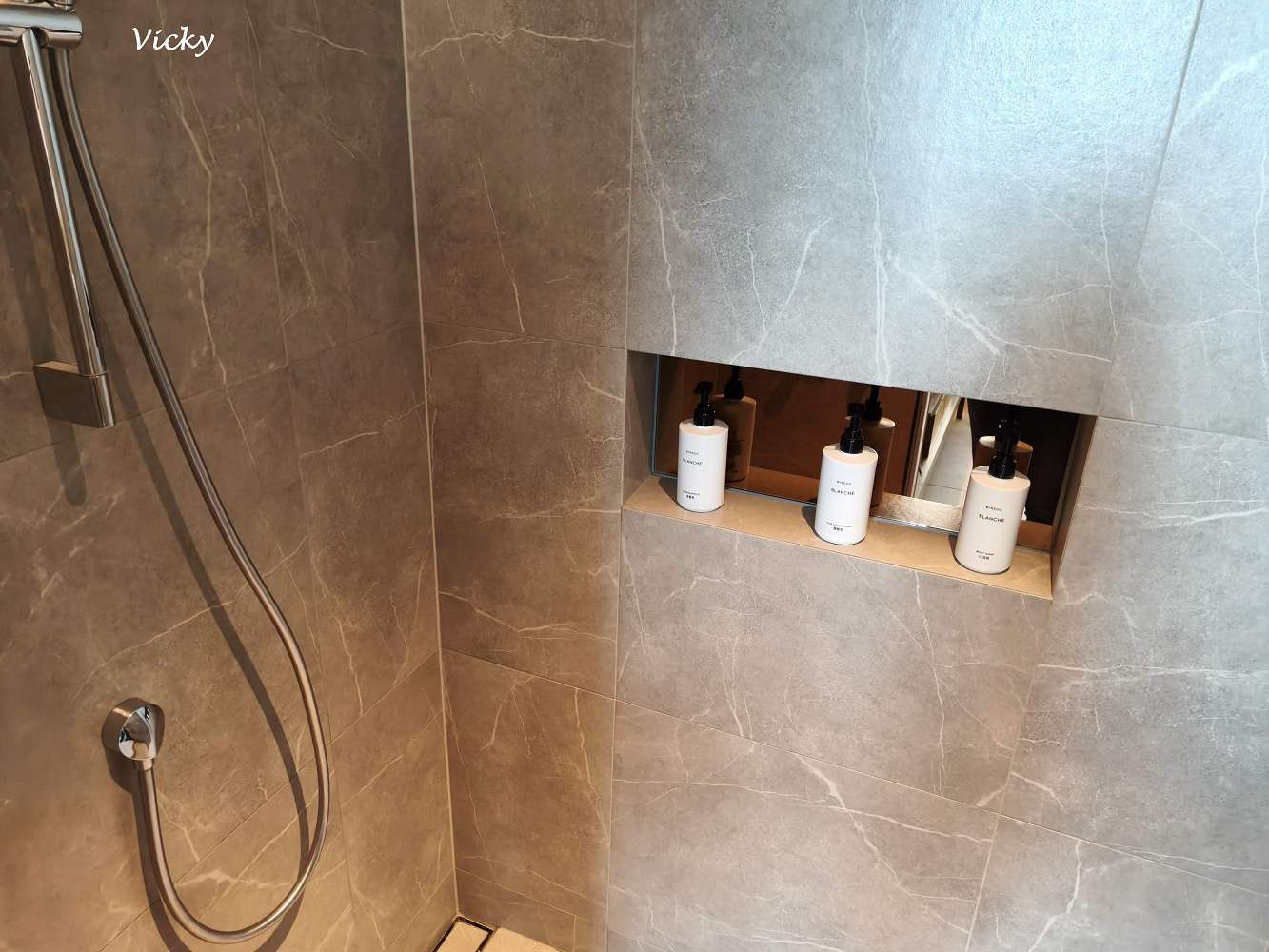 台中住宿推薦｜台中勤美洲際酒店：奢華微蜜月首選！坐擁草悟道綠意、絕美藍調泳池與五星級貼心服務