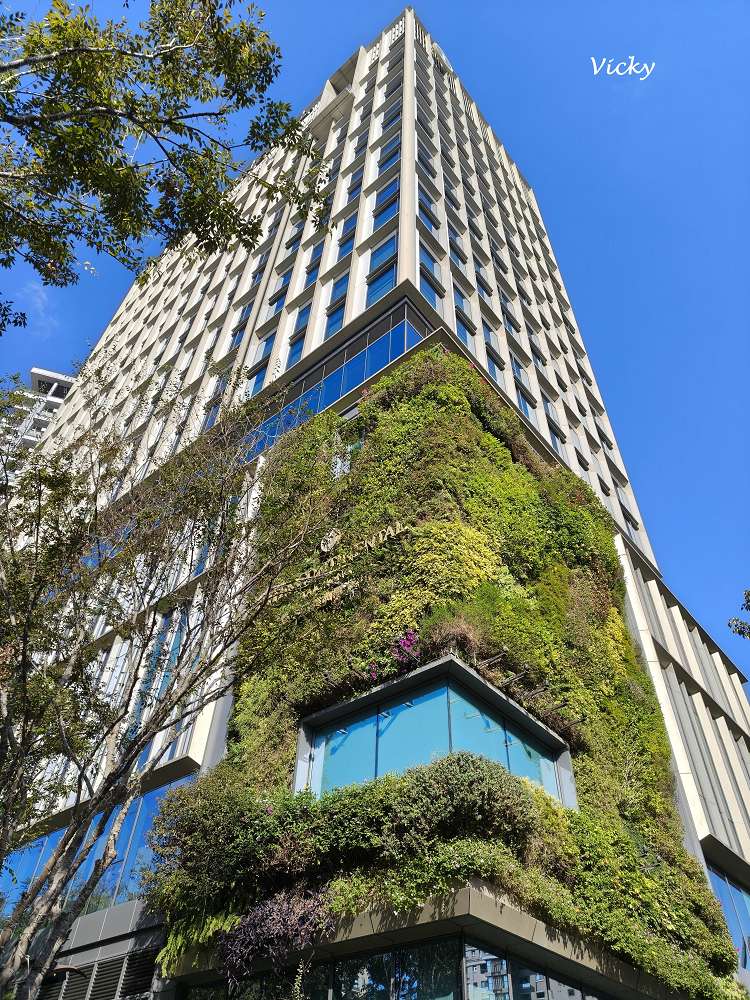 台中住宿推薦｜台中勤美洲際酒店：奢華微蜜月首選！坐擁草悟道綠意、絕美藍調泳池與五星級貼心服務