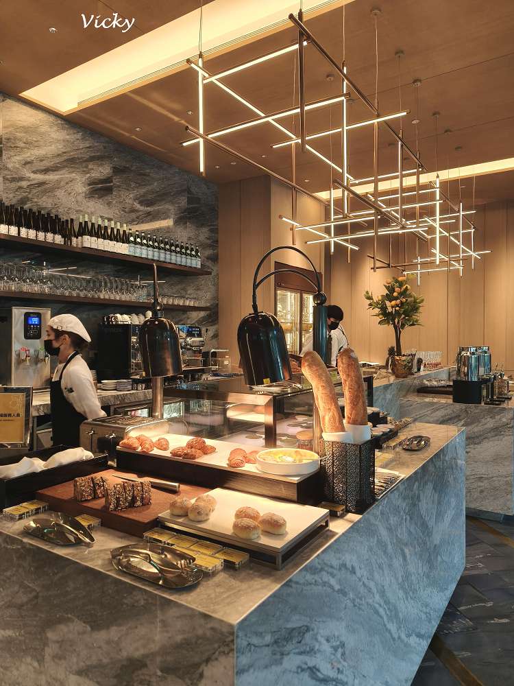 台中住宿推薦｜台中勤美洲際酒店：奢華微蜜月首選！坐擁草悟道綠意、絕美藍調泳池與五星級貼心服務