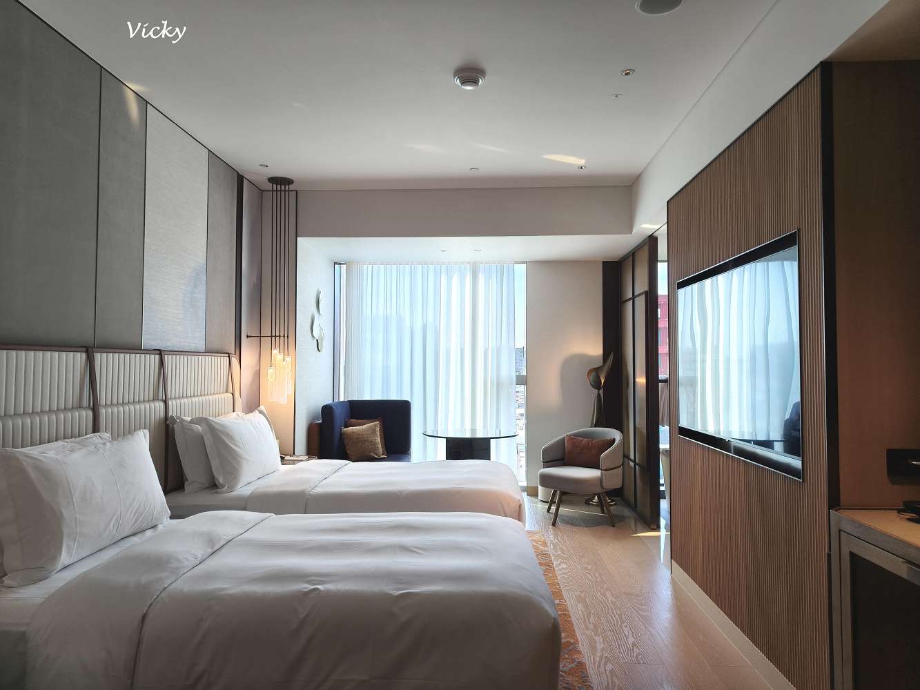 台中住宿推薦｜台中勤美洲際酒店：奢華微蜜月首選！坐擁草悟道綠意、絕美藍調泳池與五星級貼心服務