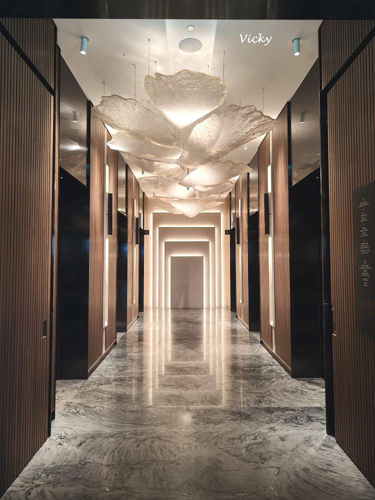 台中住宿推薦｜台中勤美洲際酒店：奢華微蜜月首選！坐擁草悟道綠意、絕美藍調泳池與五星級貼心服務