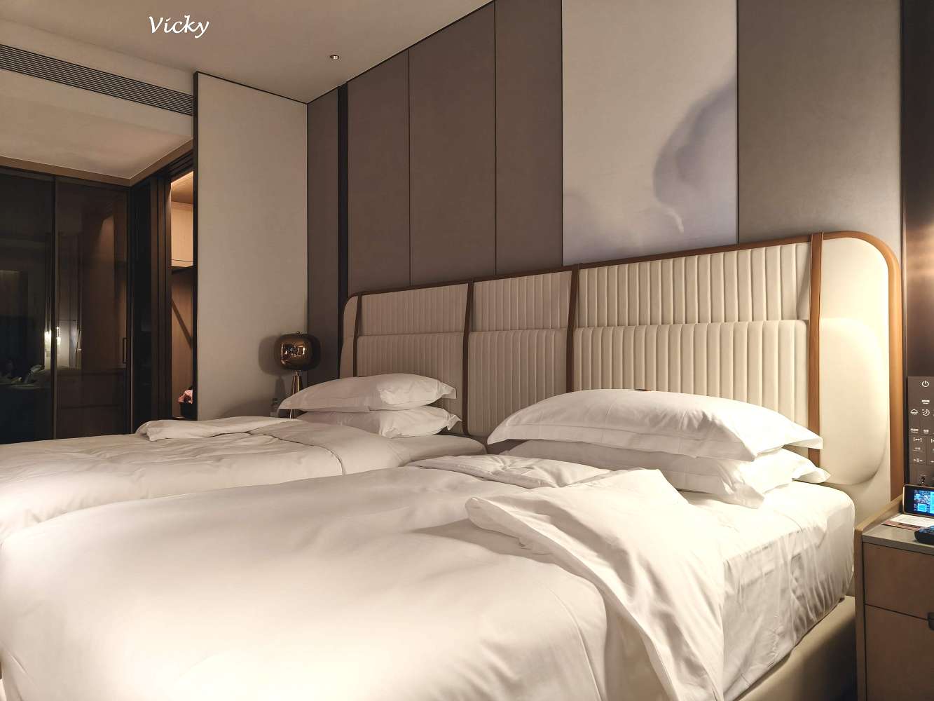 台中住宿推薦｜台中勤美洲際酒店：奢華微蜜月首選！坐擁草悟道綠意、絕美藍調泳池與五星級貼心服務