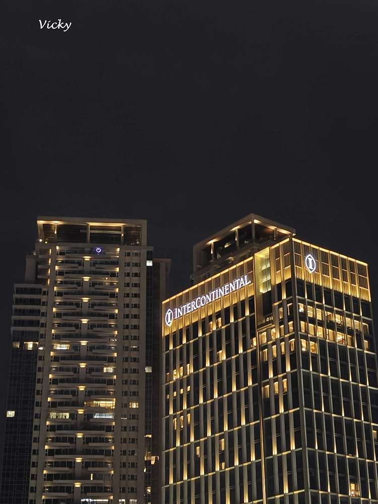 台中住宿推薦｜台中勤美洲際酒店：奢華微蜜月首選！坐擁草悟道綠意、絕美藍調泳池與五星級貼心服務